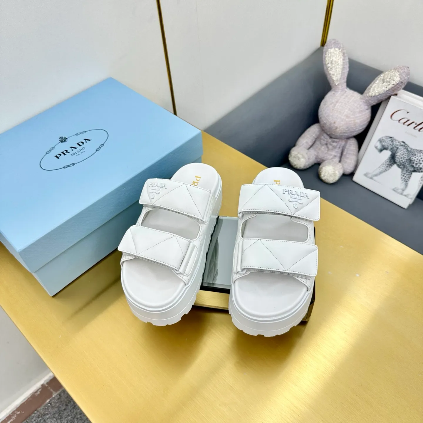 👟👟Ex-factory price 480👟👟 The highest version of Prada's new thick-soled casual sneakers. This sneaker continues the timeless silhouette and is a new classic item. Crafted from leather to enhance style. The style is light, with a triangle buckle logo and a 5CM thick sole. It is suitable for all seasons and can be matched with all kinds of casual styles. In an era where various styles are full of attention, the most long-term companion and the one that captures people's hearts bit by bit is undoubtedly the white shoe. Fabric: Cowhide Lining: Sheepskin Outsole: Original rubber outsole Sole thickness: 5CM Size 35-41